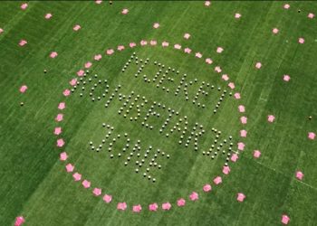“Jeni Kombëtarja jonë”, FSHF mesazh simbolik mjekëve: Lufta me Covid, një ‘ndeshje’ e vështirë. Por do ta fitojmë