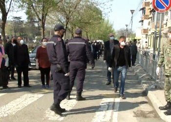 Vazhdon “dyndja”, radhë të gjata në tregun e ish-Kombinatit