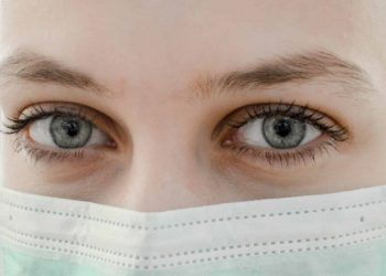 Mos e prekni fytyrën! Ja për sa ditë mund të qëndrojë Covid-19 te sytë e të infektuarve