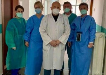 Mjeku Kraja i rikthehet punës në spitalin Infektiv pasi fitoi betejën me Covid-19, Manastirliu: Burim frymëzimi