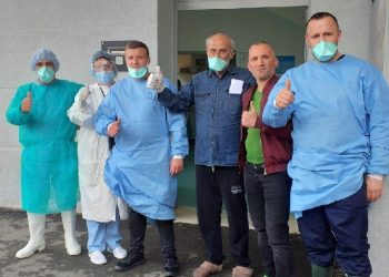 Fitoi betejën me koronavirusin, 70-vjeçari nga Kruja lë spitalin pas 4 javëve në terapi intensive