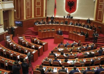 FOTO/ S’ka elektronikë, zbulohet si do të votojnë deputetët për ndryshimet e Kodit Penal