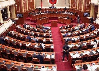 Deputetët thyejnë karantinën për 2 orë nën masa strikte, mblidhen në Kuvend për 24 nisma ligjore