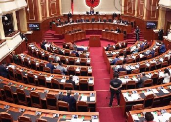 Me maska dhe doreza, Kuvendi mbledh sot deputetët duke respektuar masat e distancimit social