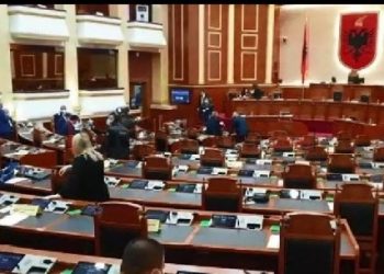 Seancë në kushte Covidi/ Si janë pozicionuar në sallën e Kuvendit Rama, ministrat dhe deputetët