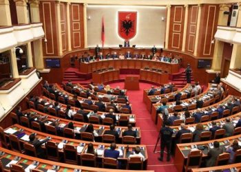 Rregulla të reja/ Ruçi: Deputetët me maska dhe doreza, kush nuk zbaton etikën në komisione përjashtohet