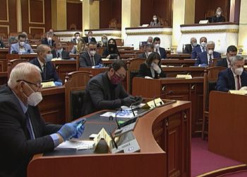 Zbardhet rendi i ditës, deputetët mblidhen të enjten për herë të dytë me maska dhe doreza