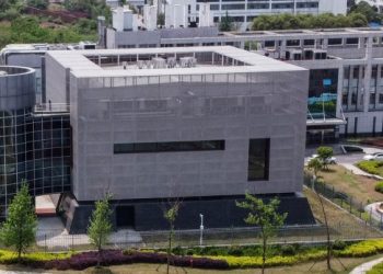 Laboratori kinez hedh poshtë çdo përgjegjësi të përhapjes së COVID-19 prej tij, por SHBA insiston se u lajmëruan