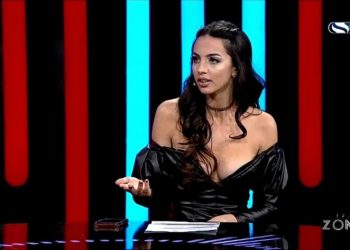 FOTO / Provokon prezantuesja shqiptare, “harron” koronavirusin dhe shfaqet thuajse e zhveshur në emision