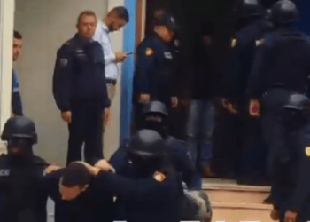 “Ka simptoma koronavirusi”/ Arsyetimi i avokatit për të nxjerrë zyrtarin e Sarandës nga burgu