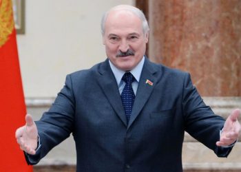 Presidenti që e lufton Covid 19 duke shkuar në sauna dhe duke i dhënë traktorit