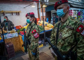 Gaz lotsjellës, rrahje dhe spërkatje me kimikate/ Ndëshkime të frikshme për shkelësit e karantinës