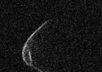 Meteoriti gjigand kalon pranë Tokës, shkencëtarët: Ka formë të habitshme. Edhe kozmosi me sens humori “të zi”