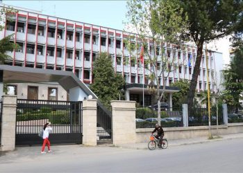 Vazhdoni të jeni të bllokuar jashtë Shqipërisë? MEPJ njofton qytetarët shqiptarë: Telefononi këta numra