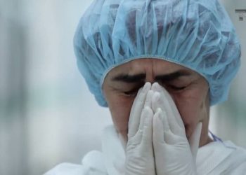 “Kam dy fëmijë”/ VIDEO prekëse, përloten mjekët e Infektivit: Kemi 2 muaj që nuk takojmë familjarët!