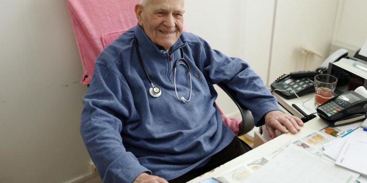 A 97 ans, Christian Chenay, médecin généraliste à Chevilly-Larue, continue d'exercer sa profession et reçoit ses patients dans son cabinet deux fois par semaine. Il est aujourd'hui le "plus vieux médecin en exercice de France".