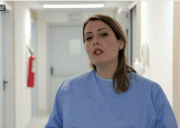 “Kanë 40 ditë pa parë fëmijët e tyre”, Manastirliu nxjerr foton e dy mjekëve në vijën e parë të luftës me Covid-19