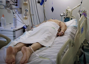 “Kthejini përmbys pacientët me Covid-19”, mjekja zbulon metodën e thjeshtë që po shpëton jetë