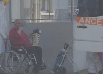Me maskë oksigjeni dhe në karrocë, pacienti përshëndet familjarët para dërgimit në Sanatorium