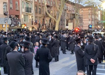 Morën pjesë në varrimin e familjarit me koronavirus, kryebashkiaku i Nju Jorkut: Të arrestohen pjesëmarrësit