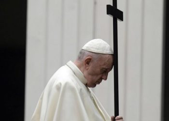 Papa në vigjiljen e Pashkëve: Është ora më e errët, por duhet ta kalojmë