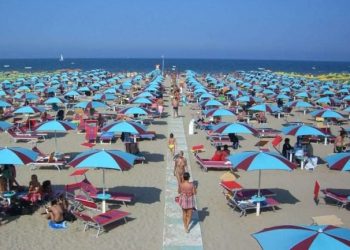 Italia kalon fazën e “nxehtë” dhe përgatitet për hapjen, por me masa të ashpra të distancimit fizik