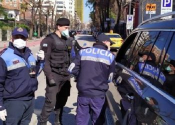 Thyejnë karantinën dhe konfliktohen me njëri-tjetrin, 27-vjeçari plagos dy vëllezërit në Durrës