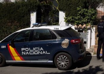 Gruaja thyen rregullat e karantinës dhe proteston nudo mbi makinën e policisë (Video)