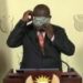 VIDEO/ Humor pandemie: Presidenti i Afrikës së Jugut nuk njeh masat bazë: E vendos maskën në sy