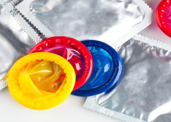 Koronavirusi, alarmi i OKB: Ka mungesë globale prezervativësh