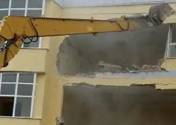 U dëmtuan nga tërmeti, nis shembja e shkollave në Shijak/ Gati puna për ndërtimin e godinave të reja