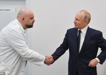 Putin lë Kremlinin, nis punën “nga shtëpia” pasi i dha dorën me mjekut me koronavirus