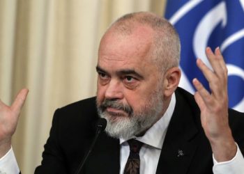 “Njeriu udhëton botën duke kërkuar atë çfarë i duhet, por…”, Rama jep mesazhin e fortë që në mëngjes