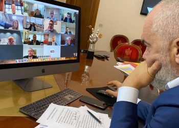 Rama mbledh krerët e bankave ONLINE: Garanci për pagat e punonjësve që nuk shkojnë dot në punë