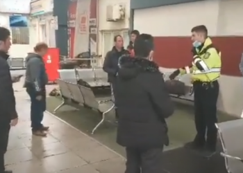 Po ktheheshin në Atdhe pasi kishin humbur punën, policia greke ndalon dhe gjobit 12 shqiptarë (Video)