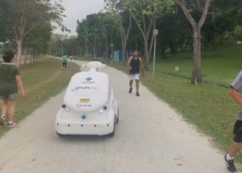 “Qëndroni në shtëpi”, ky është roboti që po zëvendëson policët në parqet e Singaporit (Video)