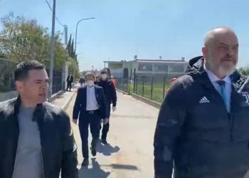 Rama del nga “karantina”, viziton banorët e Thumanës: Nisim rindërtimin, deri për Vitin e Ri bëjmë…