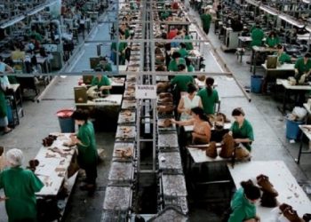 Thyen karantinën dhe dolën nga shtëpia, gjobiten me nga 700 mijë lekë tre punonjës të fasonerisë në Krujë