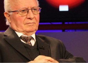 Sabit Brokaj flet për epidemitë që kanë goditur Shqipërinë: 400 nxënës me ethe. Pinim çaj me limon e aspirinë