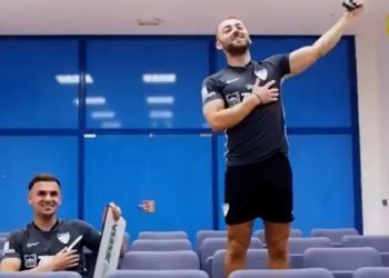 VIDEO/ Sadiku dhe Bare u mësojnë spanjollëve nga karantina himnin shqiptar
