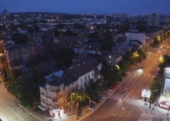 Opozita serbe proteston me tenxhere e tiganë: Po rikthehen vitet ‘90, na u sos durimi me këtë burgosje për 80 orë