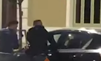 VIDEO/ Historia e sherrit në Fier ku qytetari u përplas me efektivin e policisë: Më preu rrugën dhe me goditi me sqepar