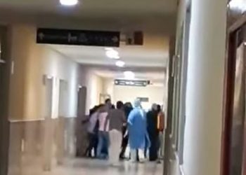 Nuk i lejuan të shihnin familjarin që vdiq nga COVID-19, të afërmit godasin me grushta stafin mjekësor (Video)