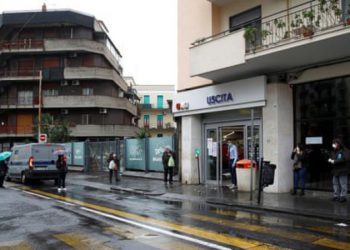 Italia e Jugut/Përfiton Mafia dhe ndan ushqime për të varfërit duke kontrolluar terrenin