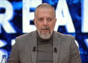 E zë kolla në mes të emisionit, Sokol Balla e kalon me humor: Shpresoj që s’ka lidhje me koronavirusin