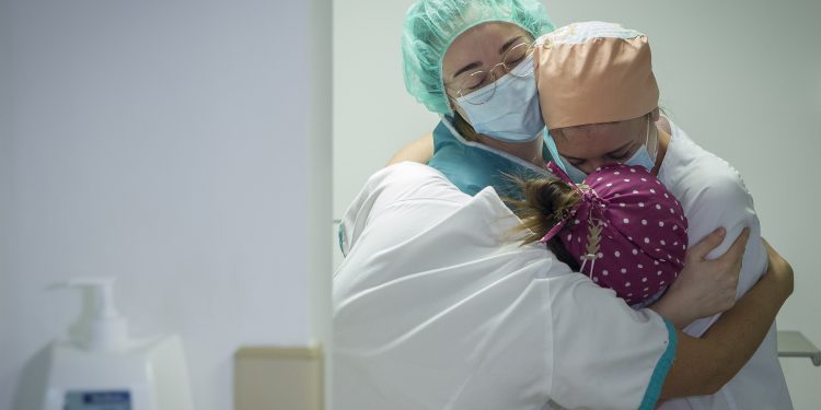 27/04/2020 Tres enfermeras se abrazan por el traslado a planta del último paciente ingresado en la Unidad de Cuidados Intensivos con coronavirus del Hospital Quirónsalud Sagrado Corazón en Sevilla (Andalucía, España), a 27 de abril 2020.
SALUD 
María José López - Europa Press