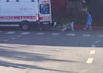 I këputet këmba, barrela me të dyshuarën për koronavirus zë poshtë infermierin te Infektivi (Video)