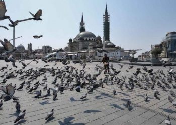 Pa izolim, por si po e lufton Turqia Covid-19?