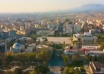 Si zogjtë me cicërima, fëmijet e “Zyber Hallullit” këndojnë nëpër rrugët e Tiranës (Video)