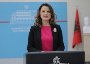 ‘S’kam shenja të COVID 19’/ Specialistja e ISHP mohon të jetë me koronavirus, nuk flet për gjendjen e prindërve të saj